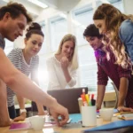 ideias negocios reunião pessoas juntas em uma mesa discutindo projetos