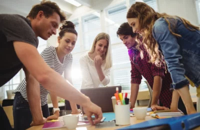ideias negocios reunião pessoas juntas em uma mesa discutindo projetos