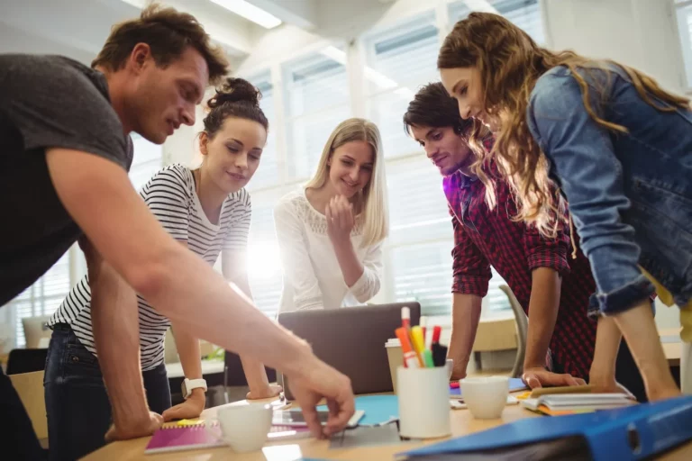 ideias negocios reunião pessoas juntas em uma mesa discutindo projetos