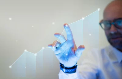 empresario-homem-careca-apontando-para-grafico-renda-variavel-investimentos-financas-mundo-financeiro