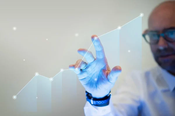 empresario-homem-careca-apontando-para-grafico-renda-variavel-investimentos-financas-mundo-financeiro
