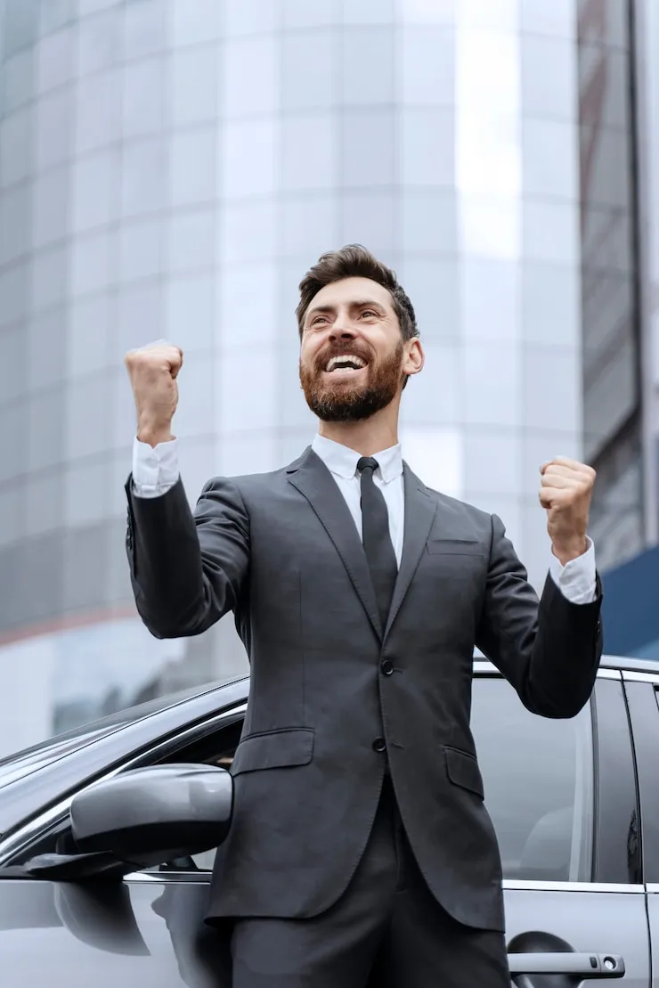 homem, bem vestido, carro, autoestima, bem sucedido, feliz, sorridente, comemoração, vitória, negócios, lucro, meta alcançada, aprovação, empresários, sucesso, ganhar, promoção