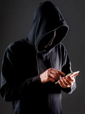 homem, capus, celular, smartphone, golpe, segurança, tecnologia, app, disconfiança, medo, fraude