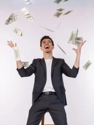 homem feliz conquista dinheiro sorte gastar lucro negocio bem sucedido finanças dolar investimento chuva empresario