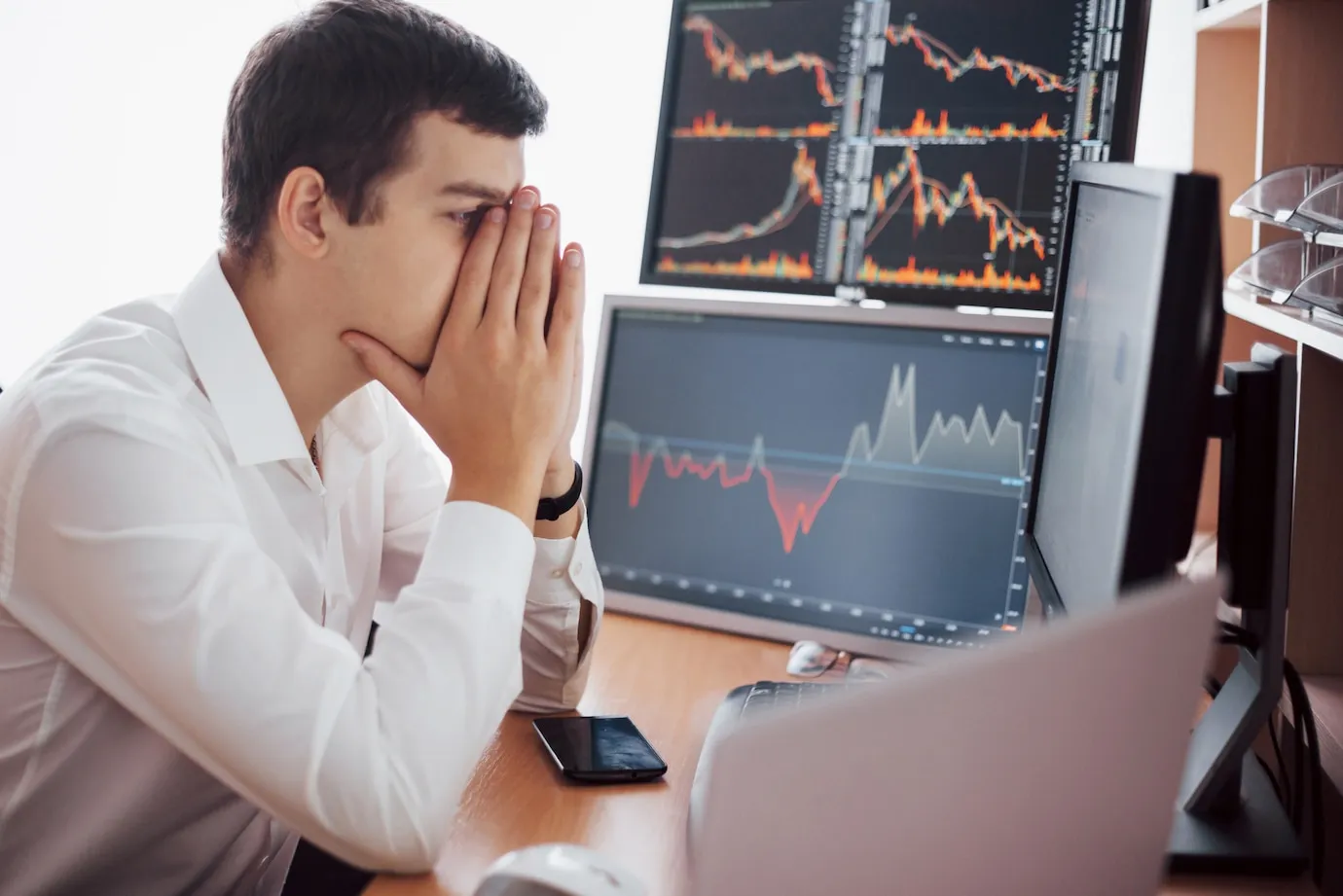 queda ações, ativos, criptomoedas, bitcoin, corretor, mercado financeiro, fii, dolar
