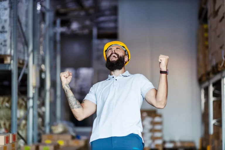 FGTS 2024 homem trabalhador feliz saque aniversário
